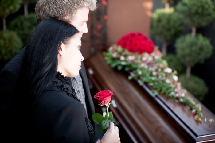 what-to-wear-to-a-funeral-viewing-according-to-etiquette-experts