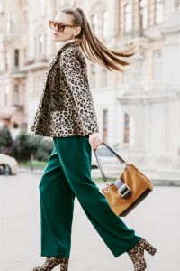 what to wear with green pants women