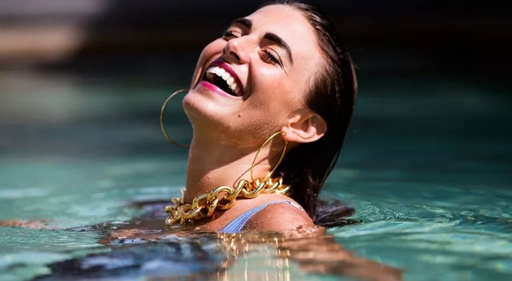 What jewelry can be worn in the pool