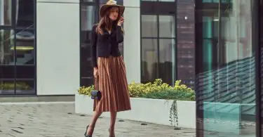 what to wear with brown skirt