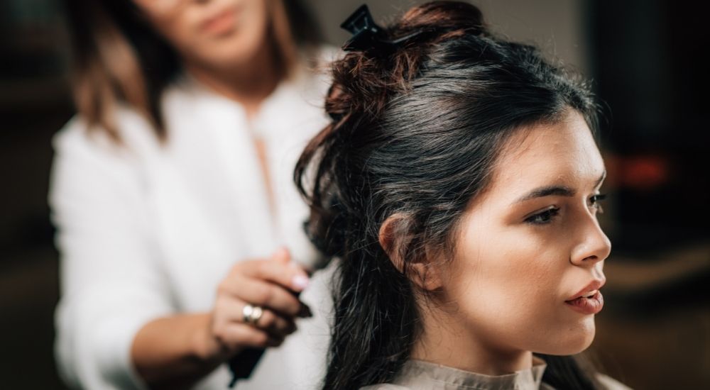 20 Elegant Hairstyles that Go Perfectly with High-Neck Dresses